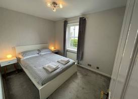 Beautiful 2-bed Apartment in Renfrew 5