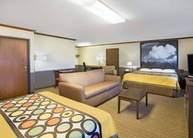 Super 8 by Wyndham New Hampton 3