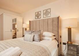 Deluxe Apt - Beautiful River View, Balcony &Free Secure Parking 2