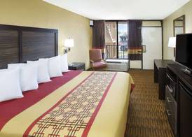 Days Inn by Wyndham Columbus-North Fort Moore 4
