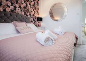 The Penthouse - Luxury 1 Bed - Panorama - Tenby 2