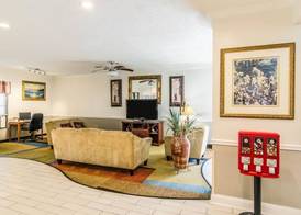 Econo Lodge Darien 2