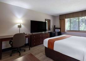 Travelodge by Wyndham Merrill 5