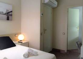Barcelona City Street Hostal 5