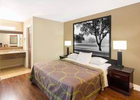 Super 8 by Wyndham Martinez 4