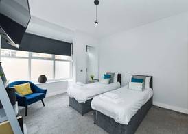 Long Eaton Modern 4bed House 4