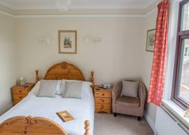 Toothbrush Rooms at Lattice Lodge - Guest Kitchen & EV Recharging 5