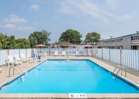 Days Inn by Wyndham Hicksville Long Island 3