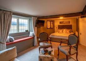 The George Inn & Plaine 4