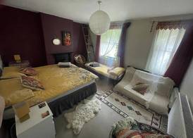 Glastonbury 2-bed House, Sleeps 6 & Pet Friendly 4