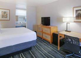 Ramada by Wyndham Costa Mesa/Newport Beach 5
