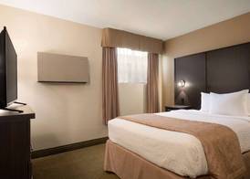 Days Inn by Wyndham Renfrew Conference Centre 4