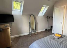 2-bed House - Sleeps 6 - Garden, Parking, Wifi 3