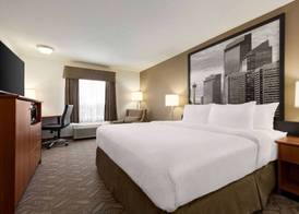 Super 8 by Wyndham Calgary Shawnessy Area 5