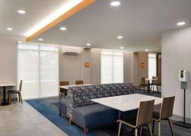 La Quinta Inn & Suites by Wyndham Springfield 3