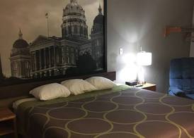 Super 8 by Wyndham Pella 5