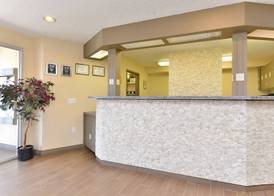 Super 8 by Wyndham Calgary/Airport 4