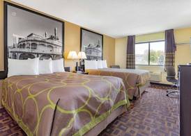 Super 8 by Wyndham Decorah 4
