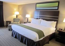 Holiday Inn Express GOLDEN-KICKING HORSE by IHG 3