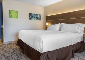 Holiday Inn Express & Suites Clarion by IHG 5