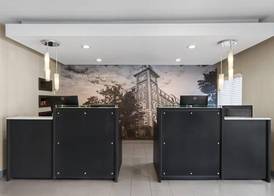 La Quinta Inn & Suites by Wyndham Fayetteville 2