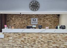 Quality Inn & Suites Manhattan 4