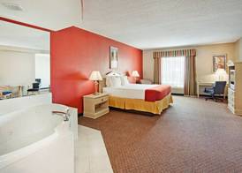 Holiday Inn Express & Suites LONDON by IHG 2