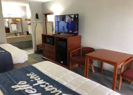 Days Inn by Wyndham Shorter 3