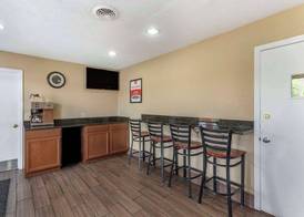 Econo Lodge Nashville North 4
