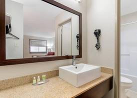 Quality Inn & Suites Near Six Flags and Medical Center 5