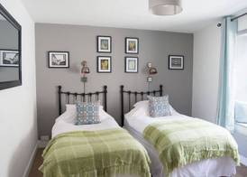 The Crown Aldbourne 3