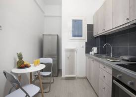 Kolonos - A Renovated Apartment 4