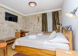 Apartment and Rooms Desideria 2