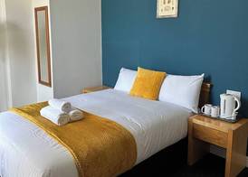 Continental Hotel with access to shared kitchen 5