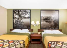 Super 8 by Wyndham Fairmont 3