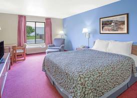Days Inn by Wyndham Madison NE/Windsor 4