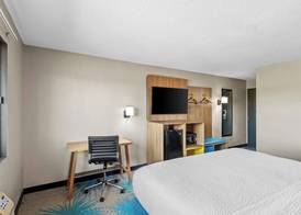 Days Inn & Suites by Wyndham Des Moines Airport 5