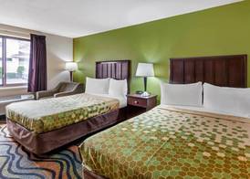 Econo Lodge Inn & Suites Oconto 5