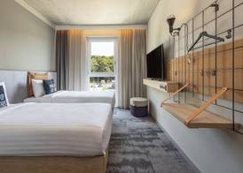 Moxy Simmern 3