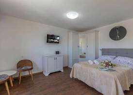 1BR Seafront Apartment Sanja Karlobag 2