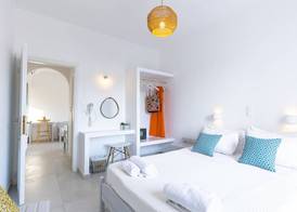 Akrotiri Hotel 5