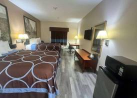 Hotel Piney Woods 5