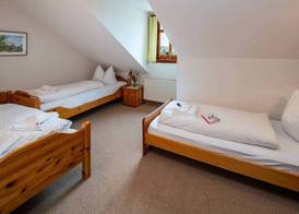 Landhotel Gut Wildberg mit Badeteich und großem Garten 4