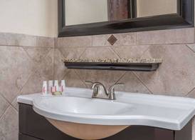 Ramada by Wyndham Minneapolis Golden Valley 5