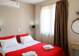 LUX Hotel 5 mins walk from port of Piraeus and metro station 3