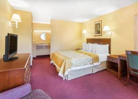 Howard Johnson by Wyndham Orlando International Drive 2