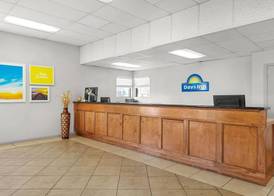Days Inn by Wyndham Huntington 5