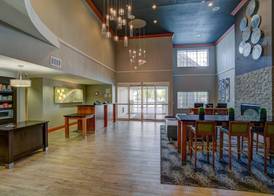 Holiday Inn & Suites MILWAUKEE AIRPORT by IHG 2
