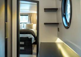Elegant houseboat near Canary Wharf 2