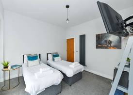 Long Eaton Modern 4bed House 2